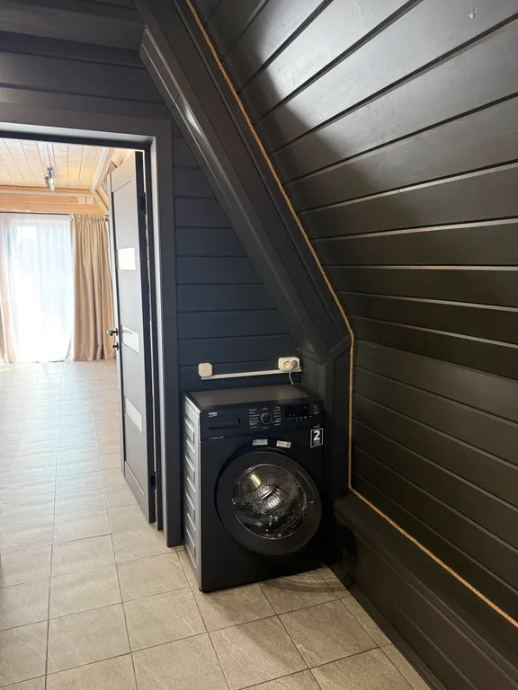 Большой треугольный домик с камином, с ванной у окна с видом на лес