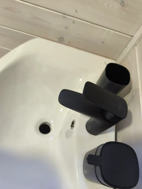 Новый деревянный современный дом в 2 минутах от моря