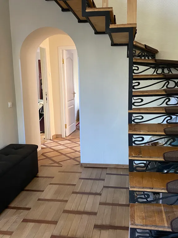 Дом с елкой и снеговиком, за домом манеж с лошадьми