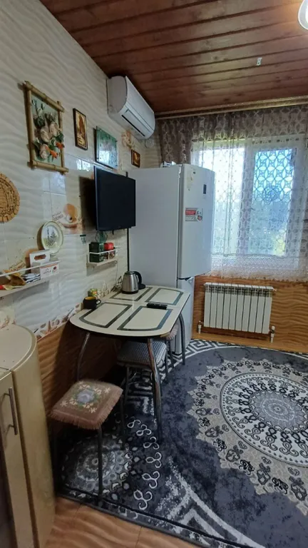 Деревянный дом в горах с видом на море