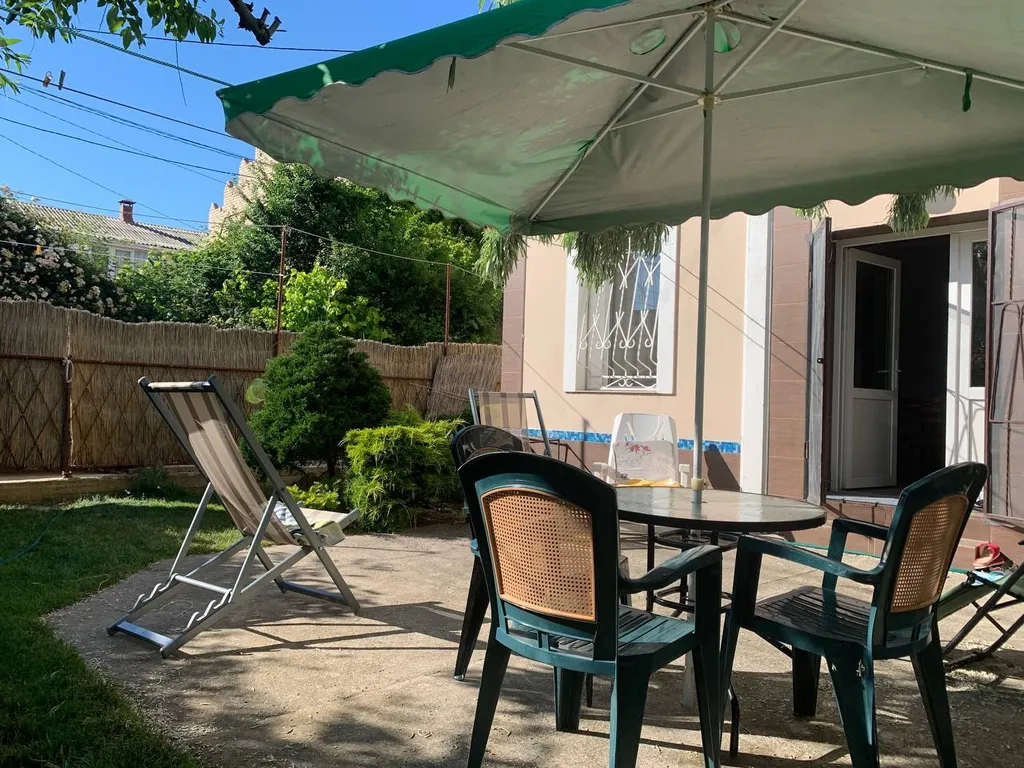 Часть дома с зеленым двориком на Косе у моря