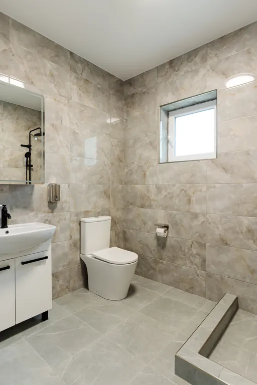 Двухэтажный сруб на берегу озера