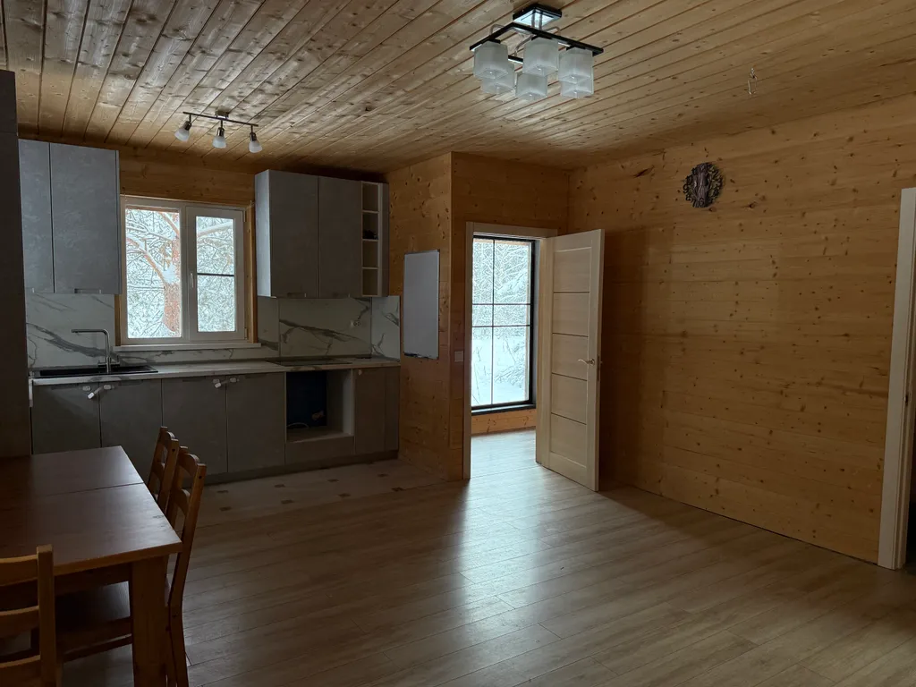 Уютный дом в лесу