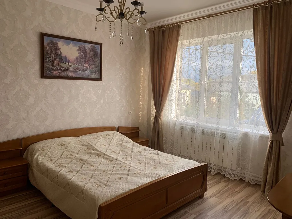 Двухэтажный дом с бассейном, верандой и видом на горы