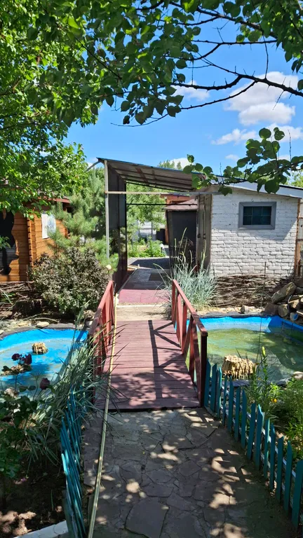 Дом-шалаш на территории частного домовладения