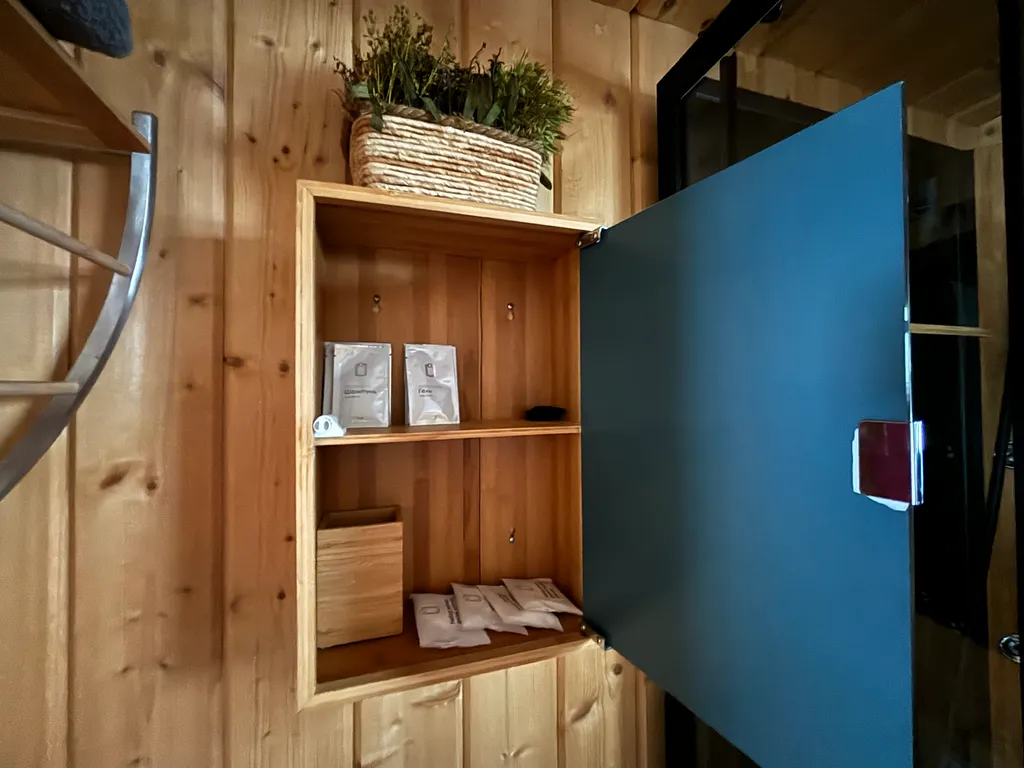 Домик у пруда