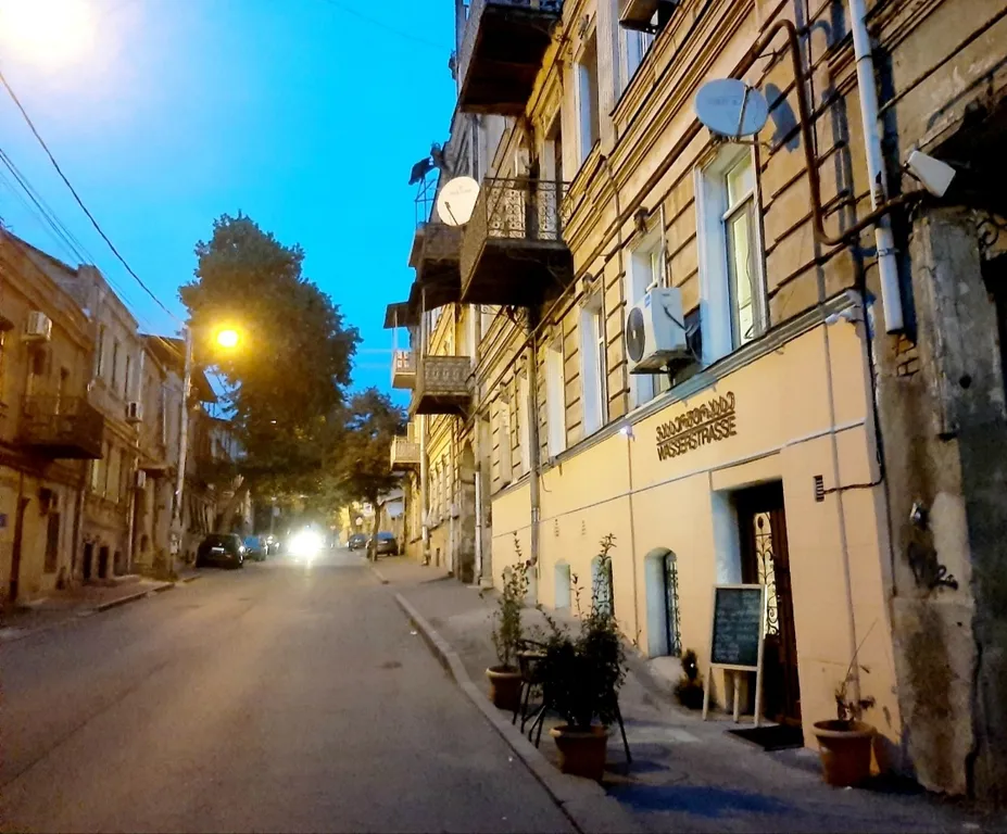 Комната в солнечной квартире в Старом Тбилиси