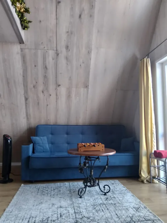 Дом у Катуни среди гор и многолетних сосен