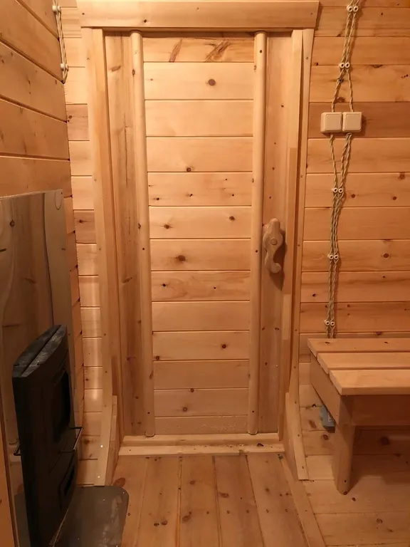 Уютный домик в окружении леса и горячих источников