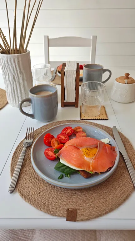 Стильный треугольный дом с видом на лес