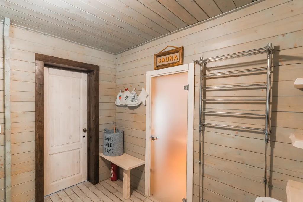 Дом Talotonttu на холме в окружении леса