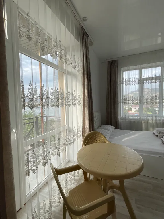 Четырёхместный номер  люкс с балконом с видом на город и горы