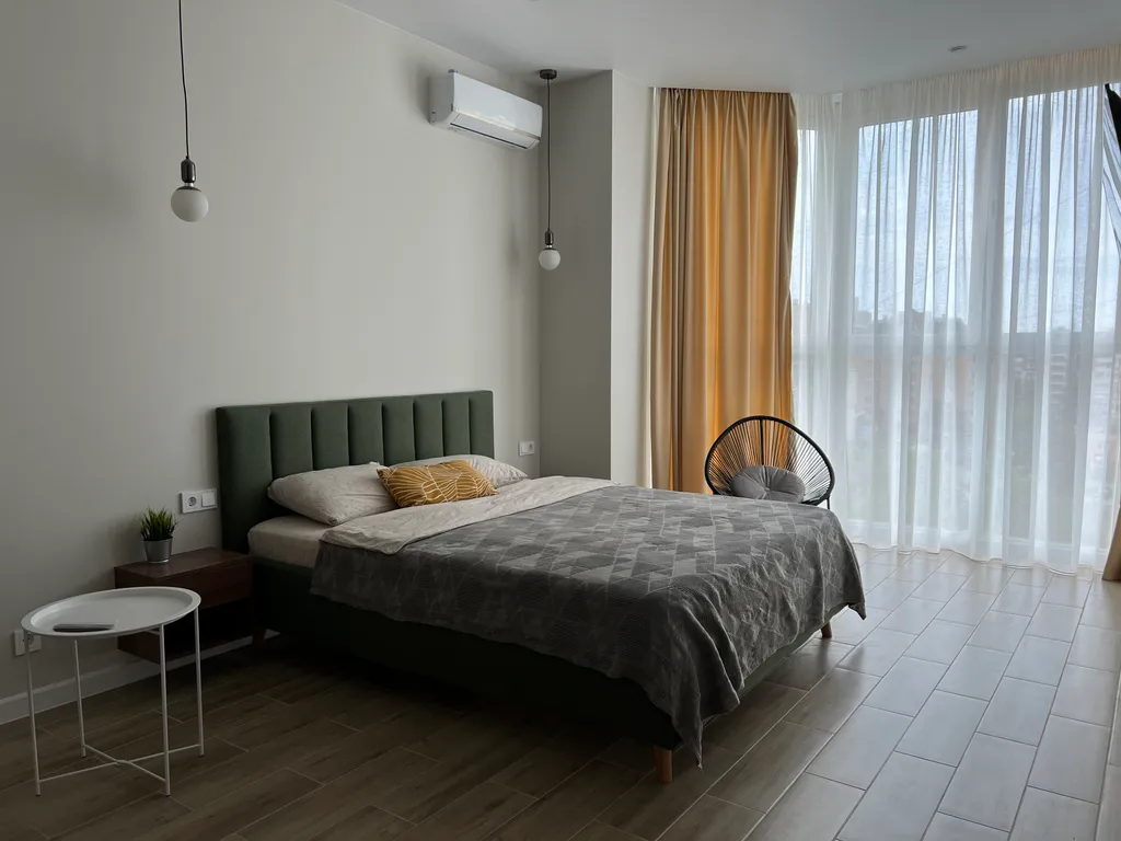 Современная квартира с кондиционером в центре города