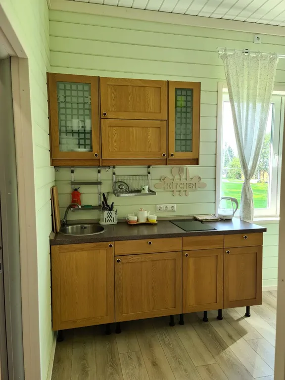 Уютный дом в лесу рядом с речкой