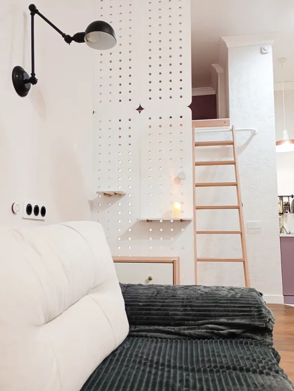 Уютная студия с высокими потолками