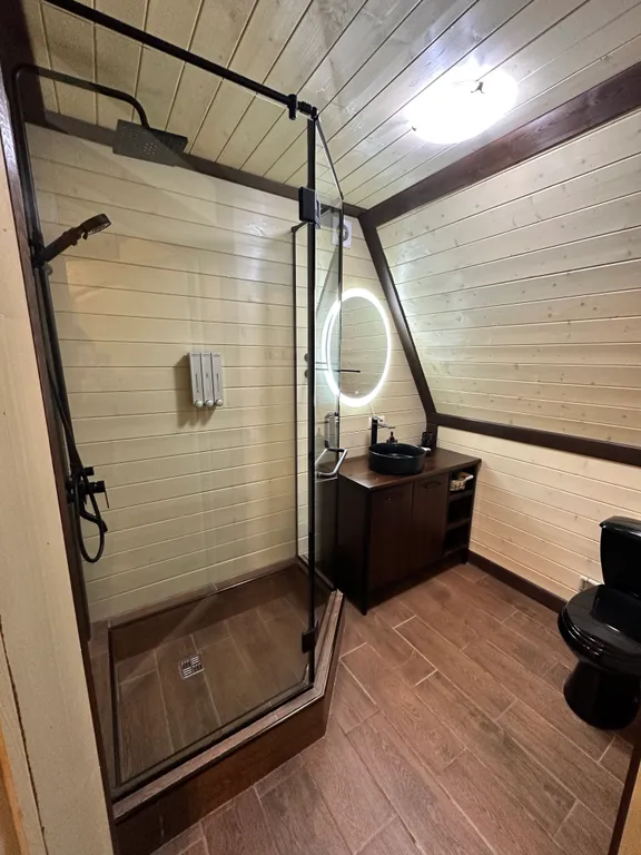 Сказочный дом в лесу с видом на горы