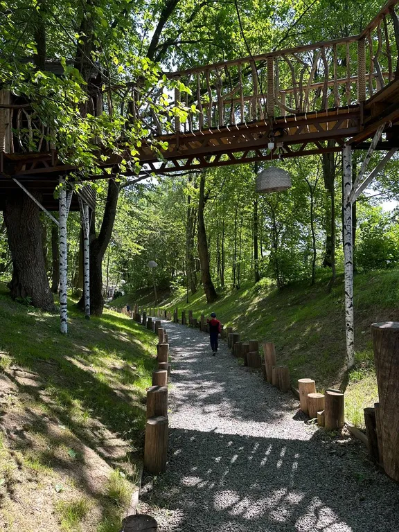 Панорамный дом в окружении леса с сауной