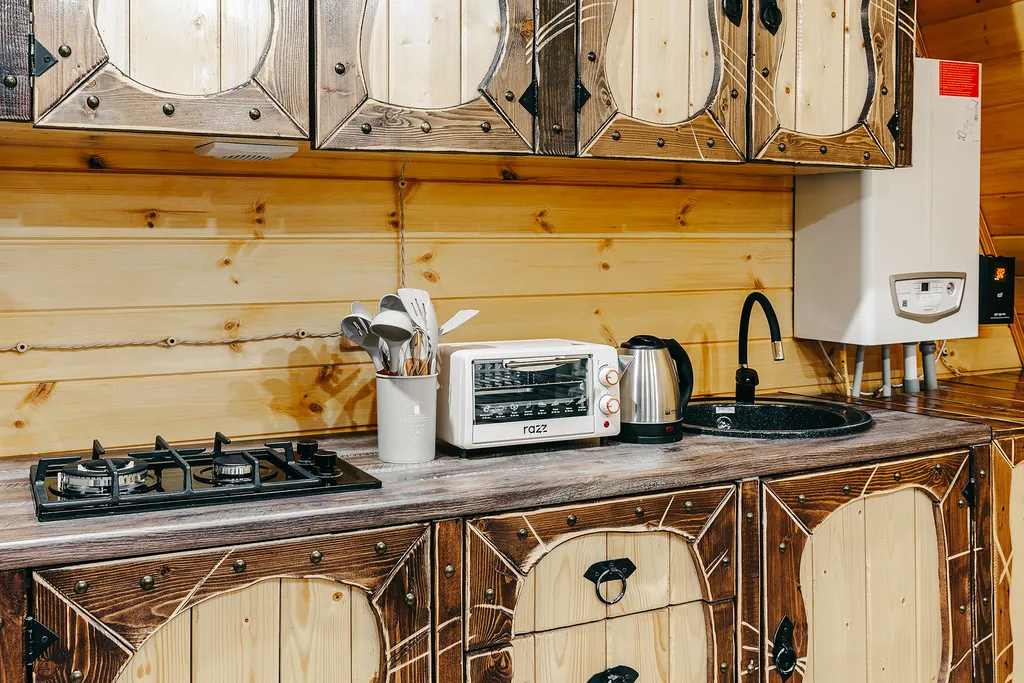 Коттедж в лесу с бассейном