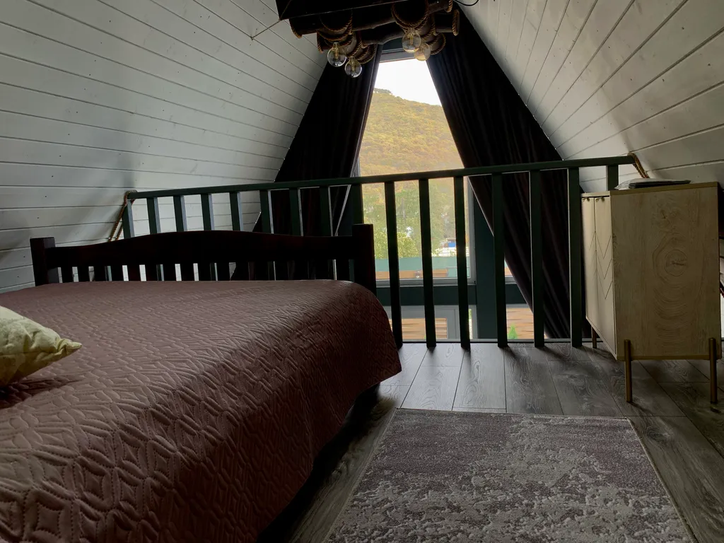 Отдельный домик а-фрейм с бассейном и видом на горы