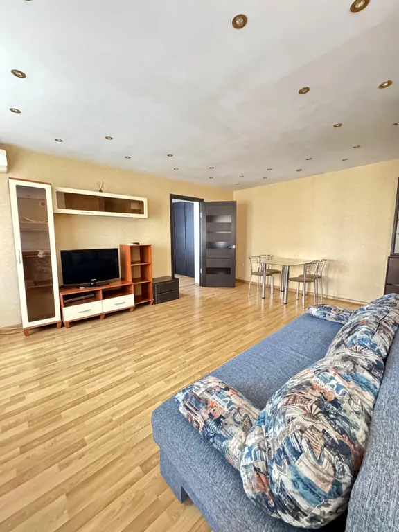 Двухкомнатная квартира на площади Ленина