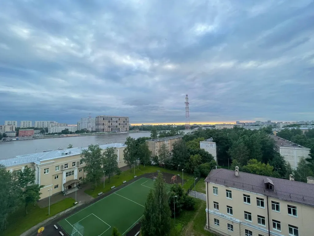 Студия с видом на Неву