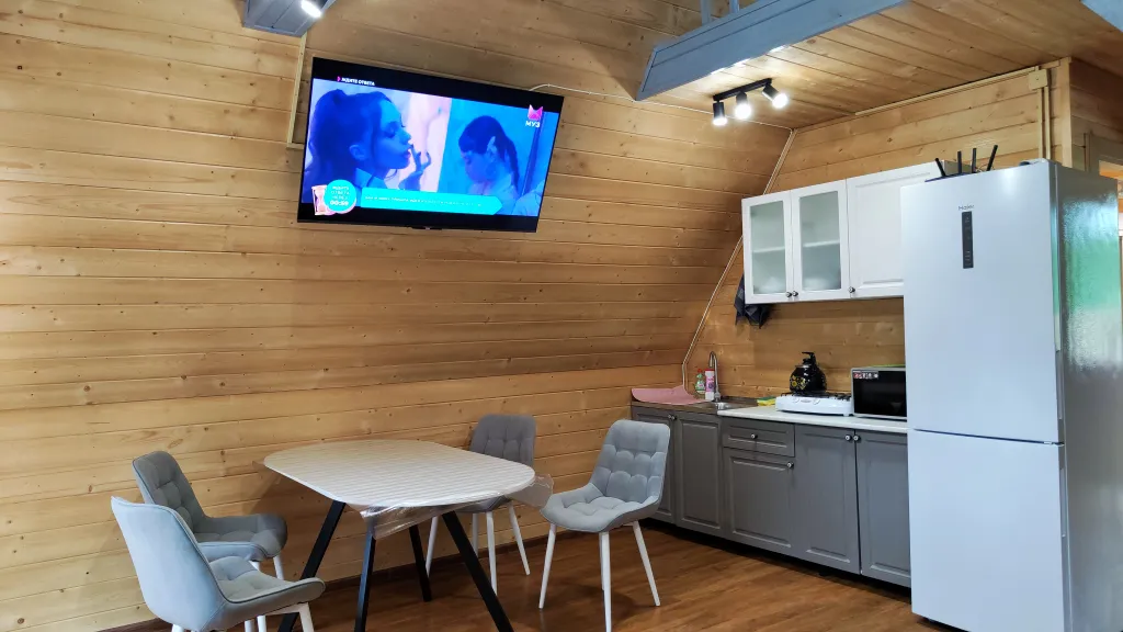 Коттедж Коттедж Амфрейм 6 местный у озера с баней, чаном и детской площадкой с батутом — Ланино