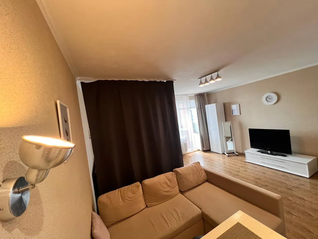 Квартира Уютная светлая студия, центр, ТЦ Вояж, парковка, кафе, аквапарк источник — Тюмень