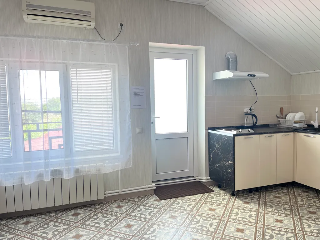 Двухклмнаиный пятиместный номер 100 метров до моря со своей кухней