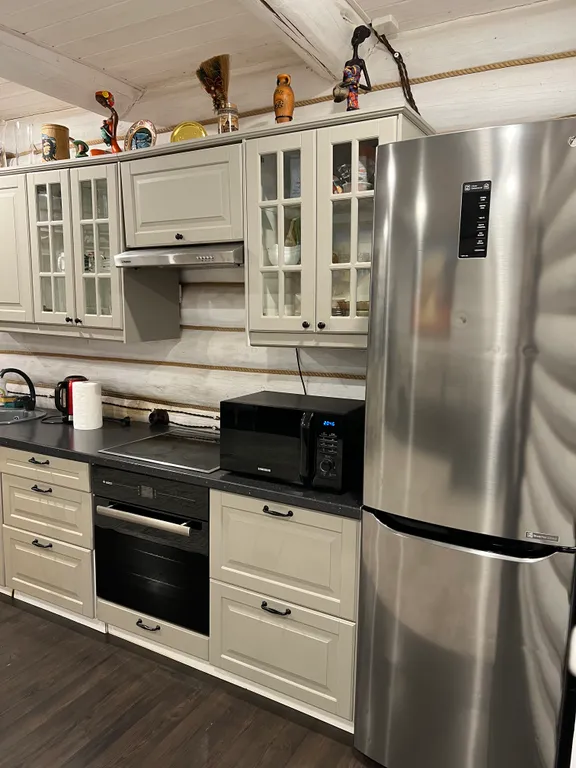 Уютный дом на берегу реки