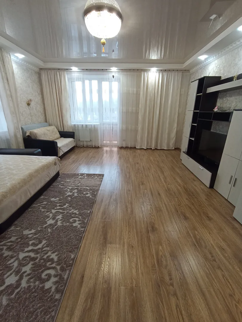 Уютная комната с двумя раскладными диванами и дополнительными матрасами.