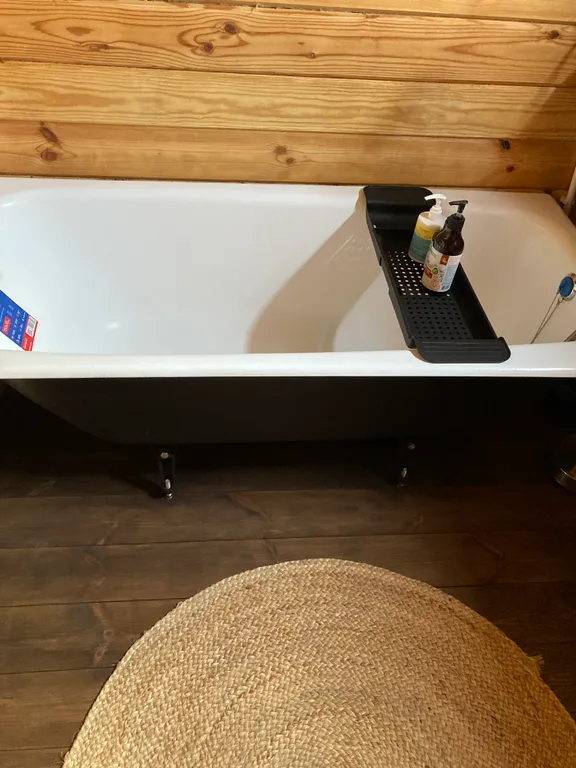 Домик с печью/камином в окружении природы