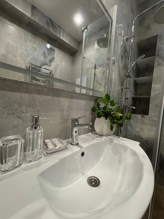 Квартира Двухкомнатная квартира с дизайнерским ремонтом — Адлер