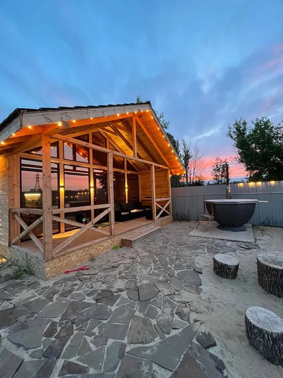 Шале на берегу реки с банным чаном и дровяной баней