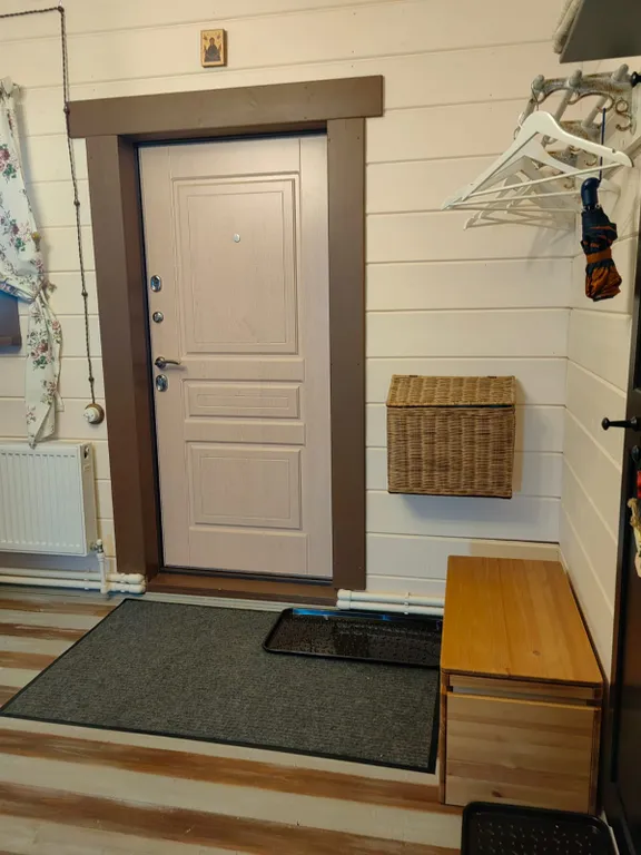 Красивый дом с камином на берегу живописной реки