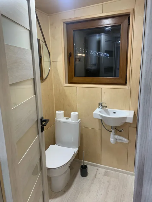 Уютный лесной домик на берегу ручья с выходом в лес