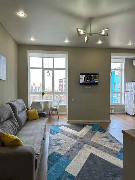 Романтичная светлая квартира с витражными окнами