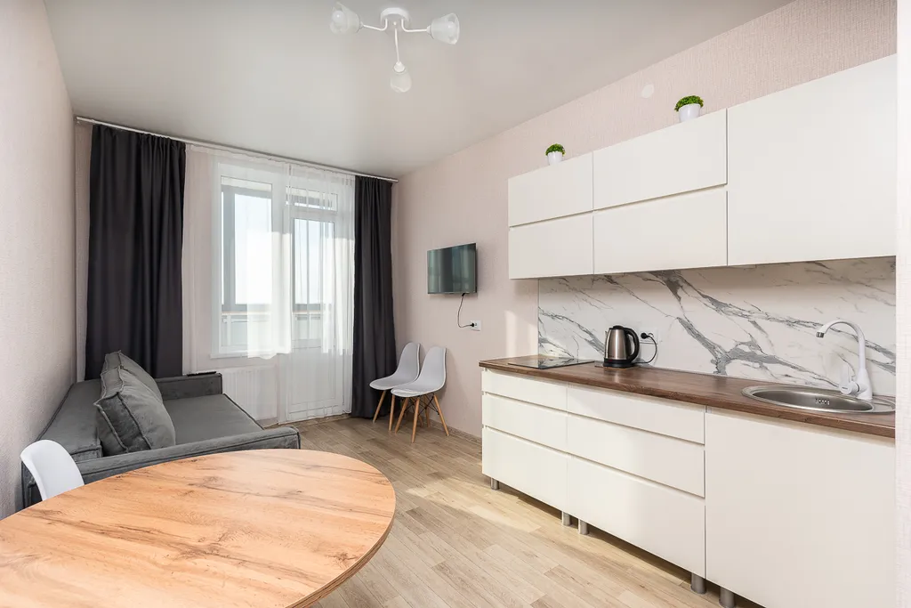 Уютная однокомнатная квартира со свежим ремонтом и видом на лес — аренда посуточно в Новосибирск