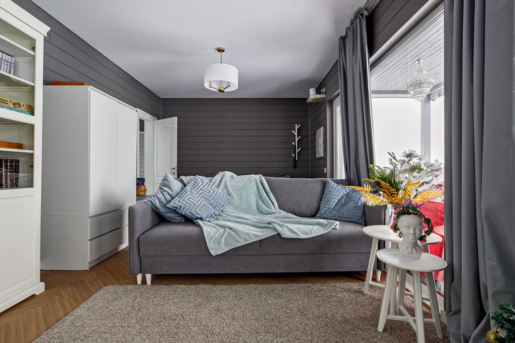 Grey House с дикими зайцами