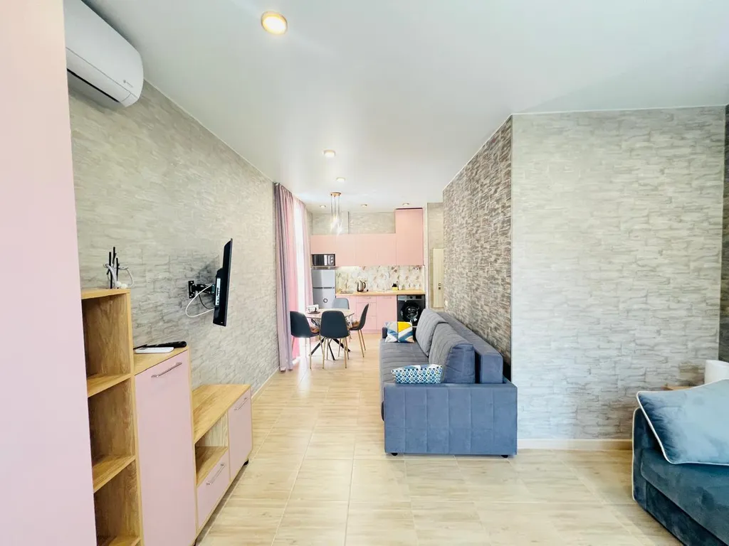 Студия с балконом и бассейном на территории