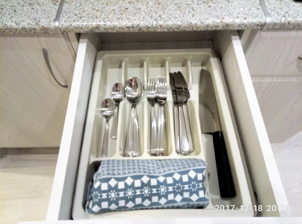 Уютная студия Мегаполис с большими окнами и плотными шторами