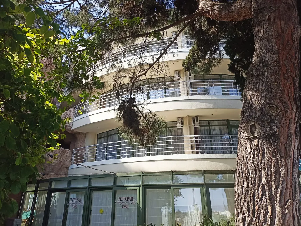 Номер-студия с видом на море на набережной Алушты в отеле Аквапарк