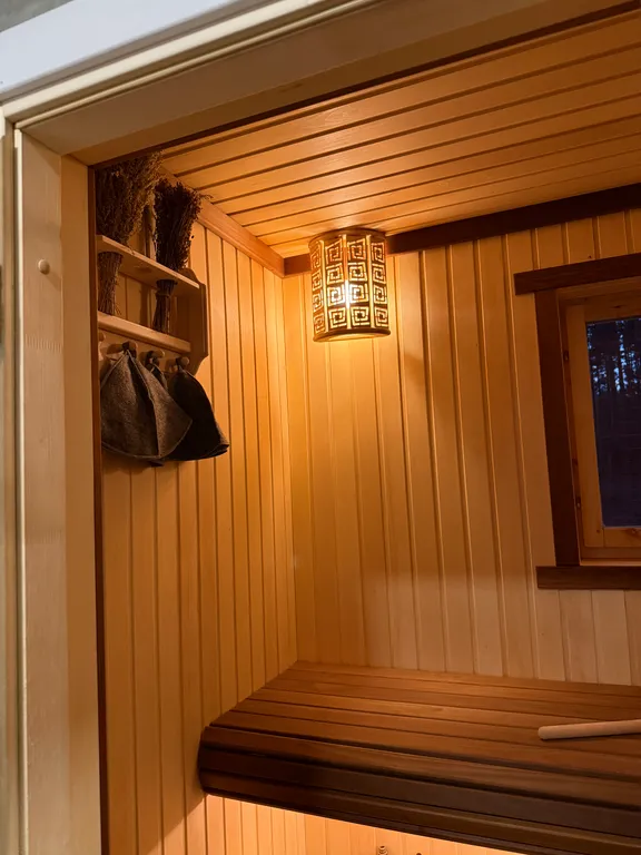 Белый дом и сосны