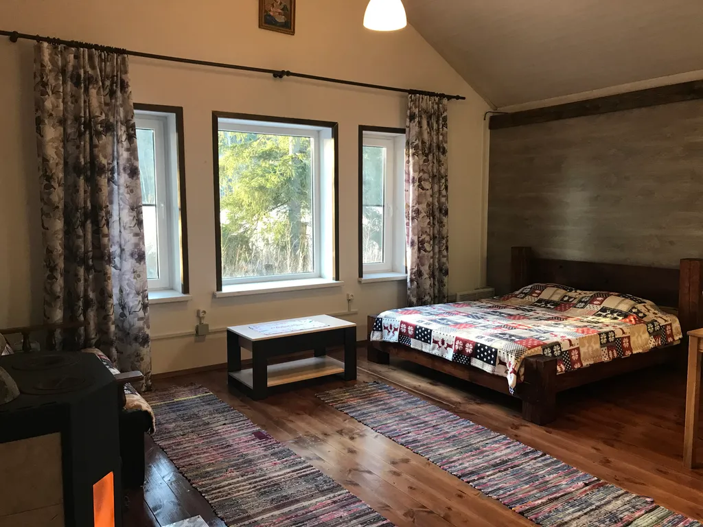 Загородный дом в лесу вблизи залива