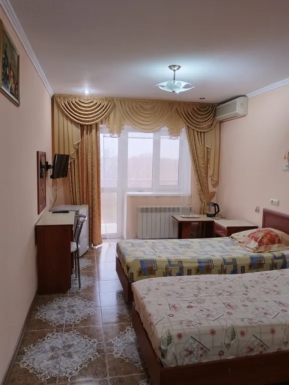 Квартира Квартира Двухместный номер с балконом в гостевом доме "Легенда" с бассейном. — Анапа