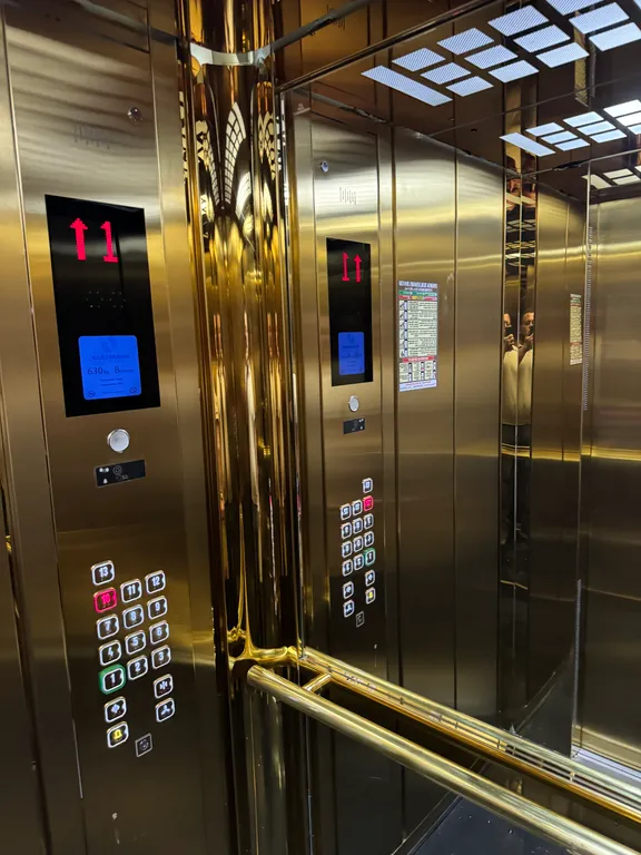 Дизайнерская квартира с бассейном на 13 этаже