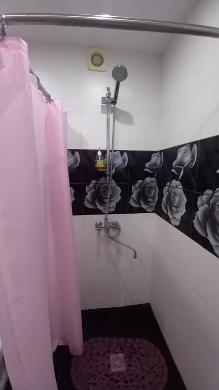 Уютная квартира в центре города с видом на гору Змейка