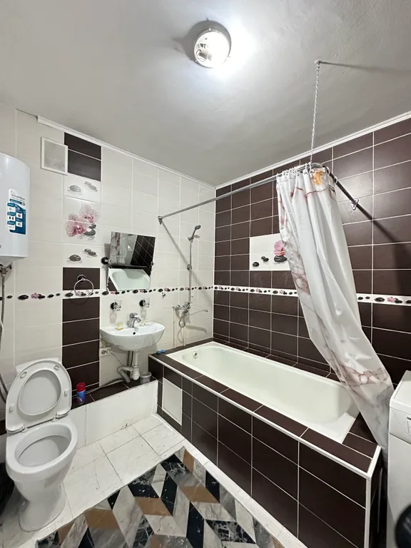 Просторная рядом с рекой и лесом