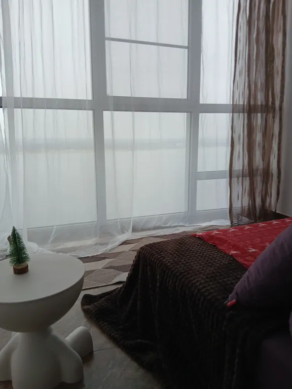 Жизнь с видом реку: огромная лоджия с панорамным остеклением в пол!