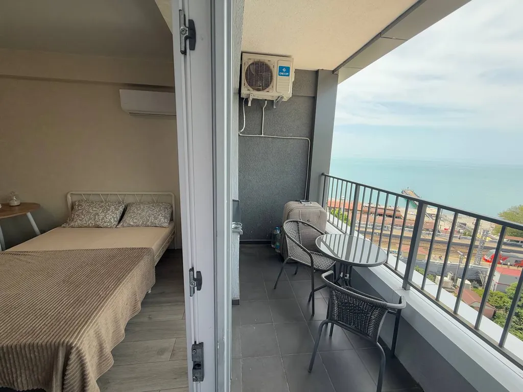 Ретро студия с панорамными окнами с видом на море, бассейн