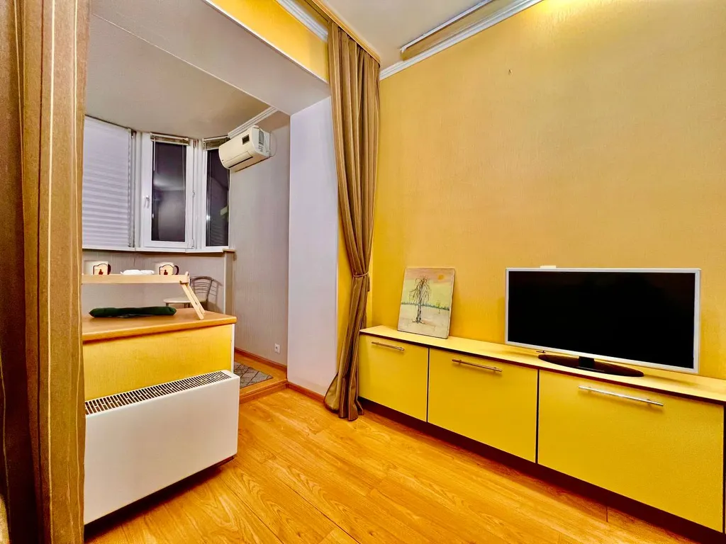 Квартира Уютная светлая студия в центре, ТЦ Вояж, парковка, кафе, аквапарк источник — Тюмень